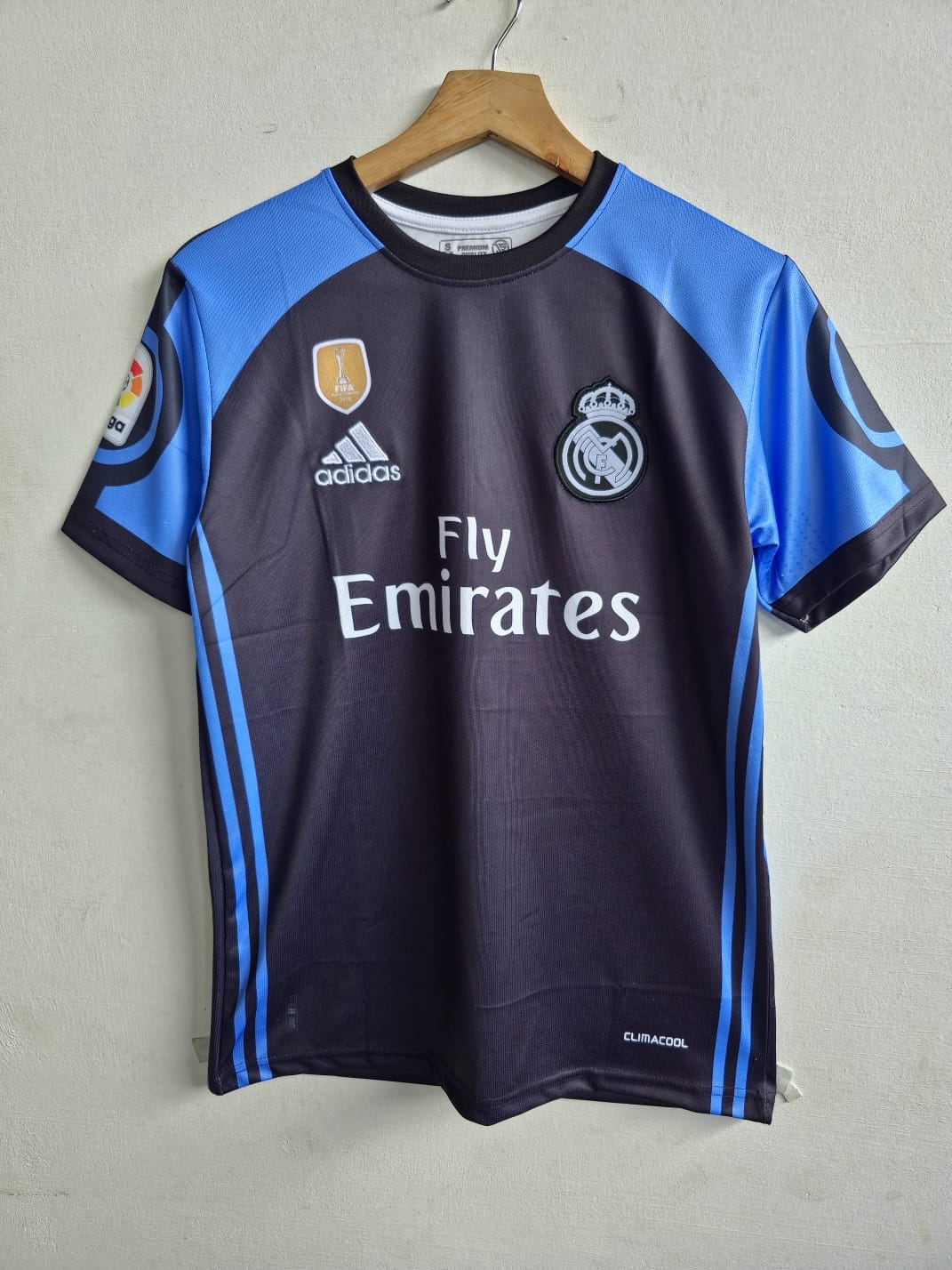 Real Madrid 2016-17 third (BALE) - View 1
